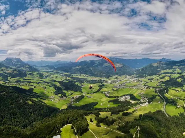 Kössen von Oben beim Gleitschirmfliegen