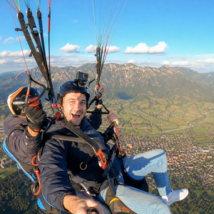 Tandemflug über den Brauneck bei Lenggries – Alexander und sein Pilot schweben über die bayerischen Voralpen