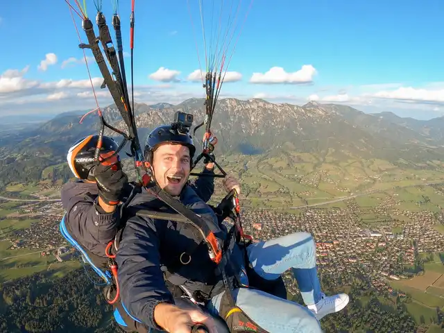 Tandemflug über den Brauneck bei Lenggries – Alexander und sein Pilot schweben über die bayerischen Voralpen