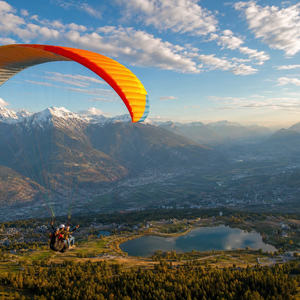 Tandemflug über Crans-Montana mit Blick auf das Walliser Rhônetal und die Schweizer Alpen