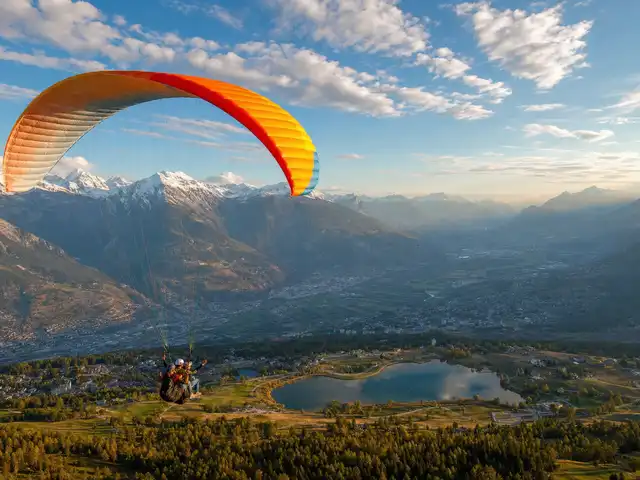 Tandemflug über Crans-Montana mit Blick auf das Walliser Rhônetal und die Schweizer Alpen