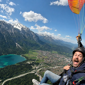 Tandemflug über Garmisch-Partenkirchen mit Blick auf das Zugspitzmassiv und den Eibsee – Michael beim ersten Gleitschirmflug
