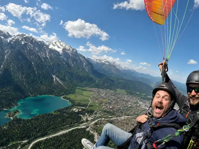 Tandemflug über Garmisch-Partenkirchen mit Blick auf das Zugspitzmassiv und den Eibsee – Michael beim ersten Gleitschirmflug