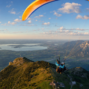 Tandemflug über dem Chiemsee mit Blick auf die Kampenwand und das Kaisergebirge vom Hochries