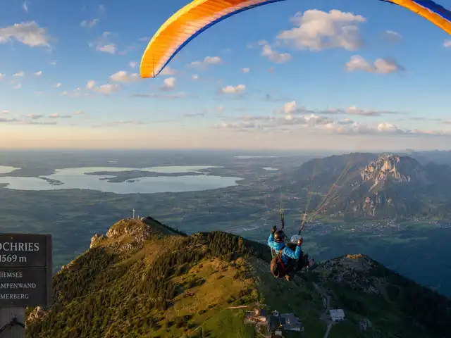 Tandemflug über dem Chiemsee mit Blick auf die Kampenwand und das Kaisergebirge vom Hochries