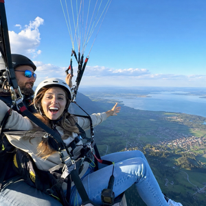 Tandemflug über der Kampenwand mit Blick auf den Chiemsee und die bayerischen Alpen
