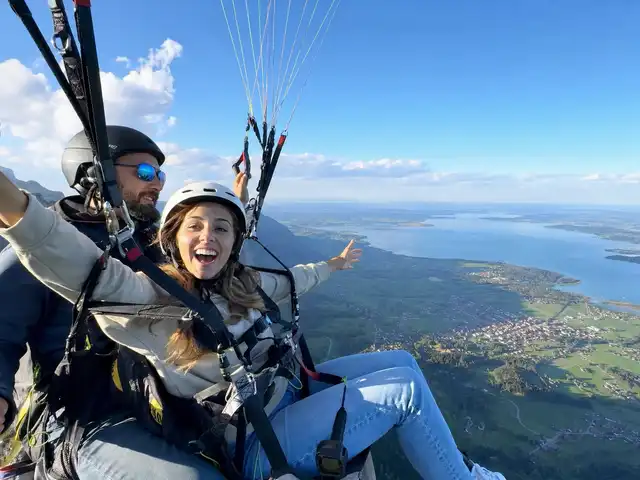 Tandemflug über der Kampenwand mit Blick auf den Chiemsee und die bayerischen Alpen