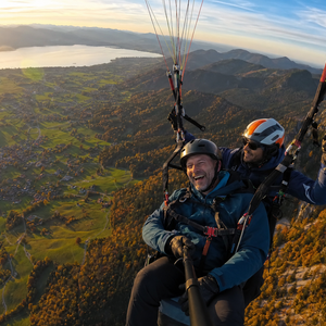 Tandemflug über die Kampenwand – Blick auf den Chiemsee und die bayerischen Alpen im Herbst
