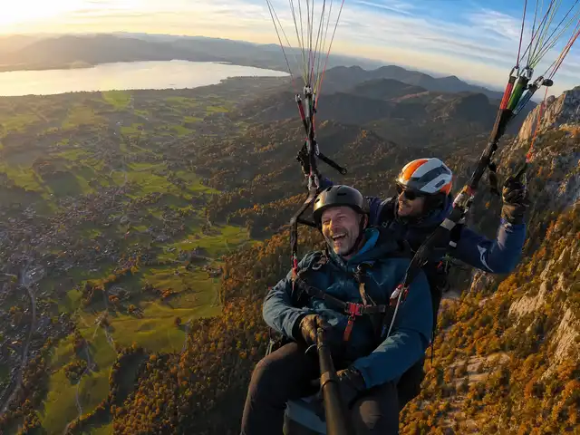 Tandemflug über die Kampenwand – Blick auf den Chiemsee und die bayerischen Alpen im Herbst