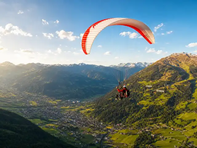 Tandemflug über dem Zillertal – Gleitschirm über Mayrhofen und dem Penken mit Blick auf die Zillertaler Alpen