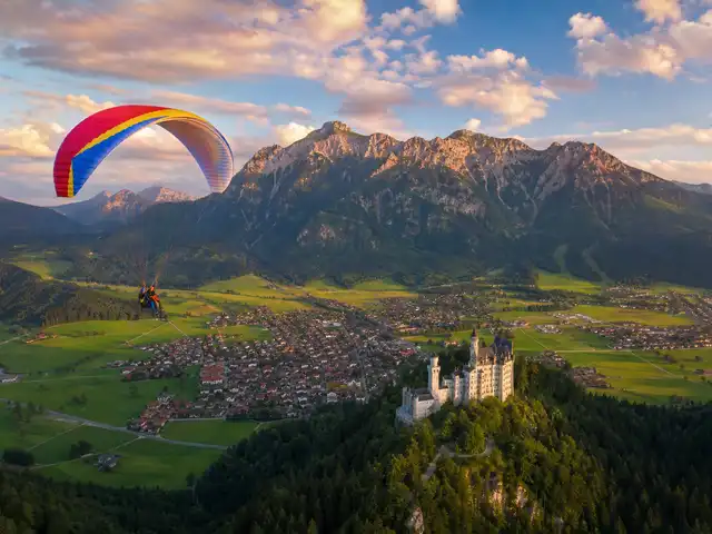 Tandemflug über Oberammergau – Blick auf den Laber, die Ammergauer Alpen und das Schloss Linderhof im Tal